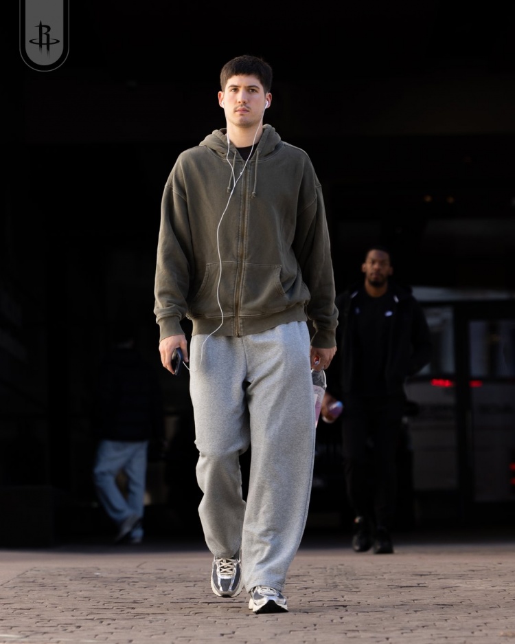 造访丹佛高原!火箭众将穿搭:申京毛衣工装裤很时尚 KD仍一身黑